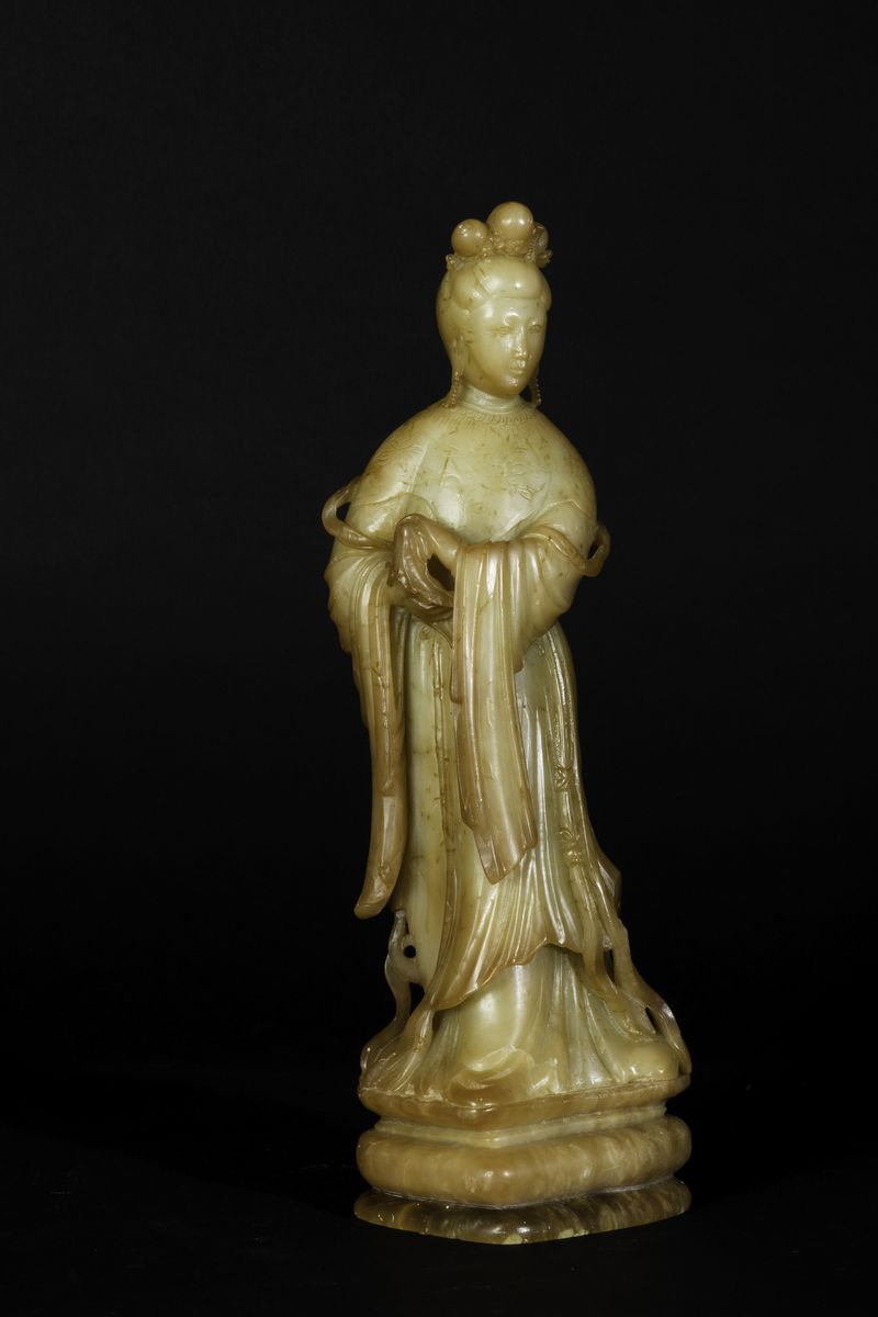 Figura di Guanyin Eretta Finemente Scolpita in Saponaria, Cina, Dinastia Qing, Epoca Qianlong (17...