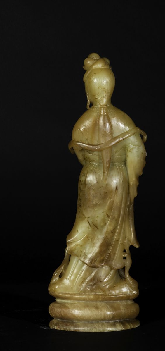 Figura di Guanyin Eretta Finemente Scolpita in Saponaria, Cina, Dinastia Qing, Epoca Qianlong (17...