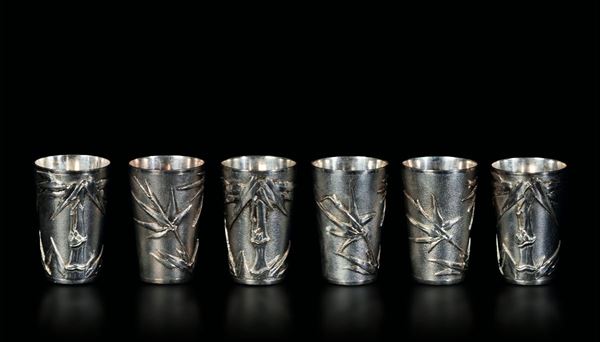 Sei piccoli bicchieri in argento con decoro di canne di bambù a rilievo, Cina, inizio XX secolo