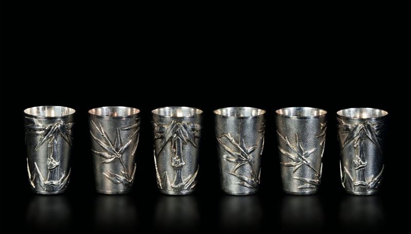 Sei piccoli bicchieri in argento con decoro di canne di bambù a rilievo, Cina, inizio XX secolo  - Asta Fine Chinese Works of Art - Cambi Casa d'Aste