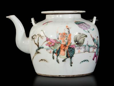 Teiera in Porcellana Famiglia Rosa con Scena di Festeggiamenti, Cina, Dinastia Qing, XIX Secolo