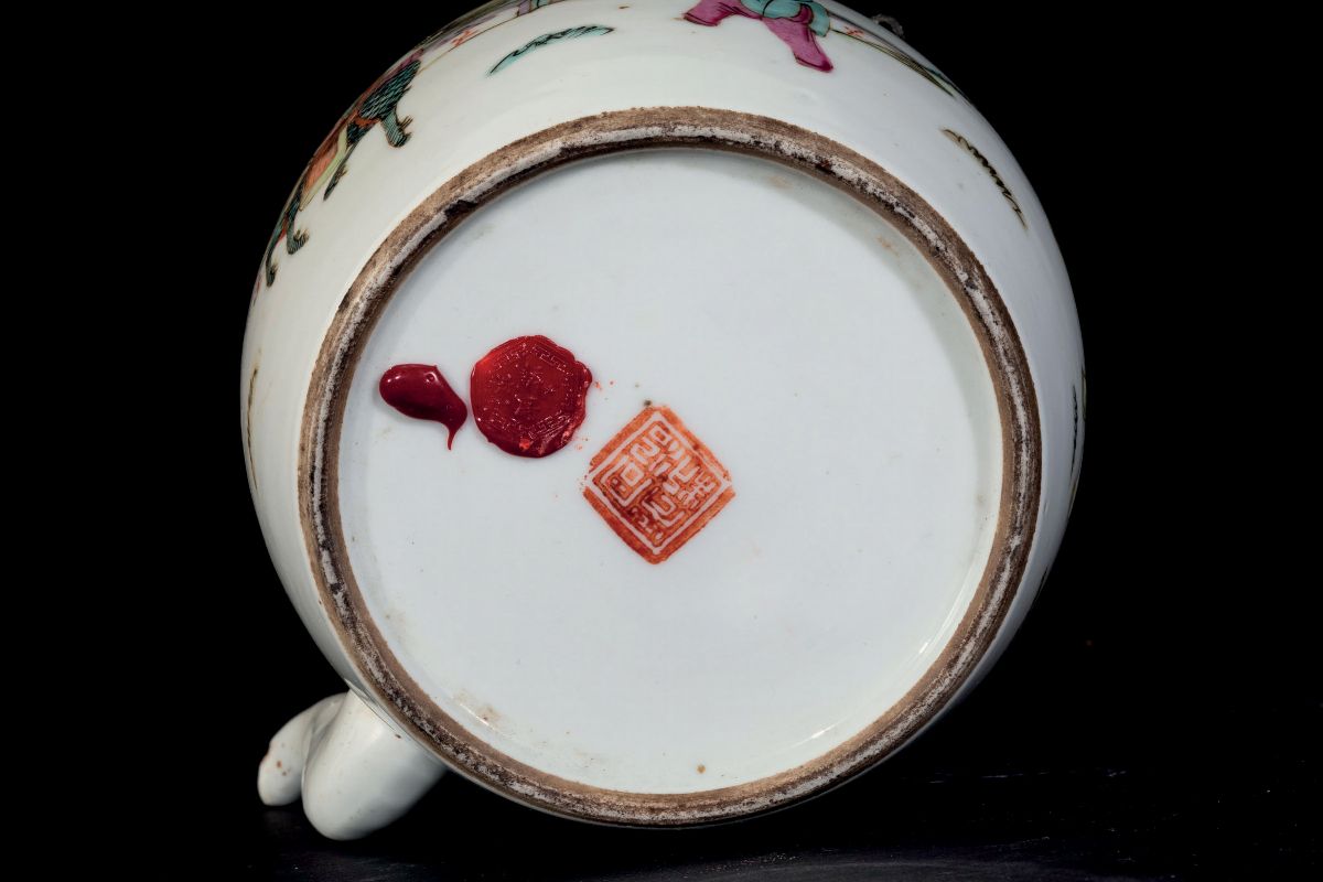 Teiera in Porcellana Famiglia Rosa con Scena di Festeggiamenti, Cina, Dinastia Qing, XIX Secolo