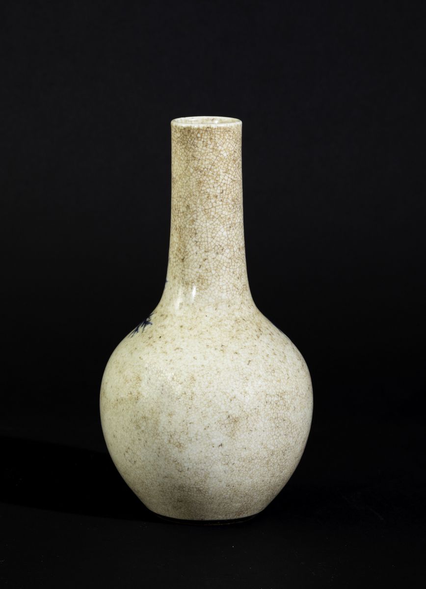 Vaso a Bottiglia in Porcellana a Smalti Policromi con Decoro Naturalistico sui Toni del Blu su Fo...