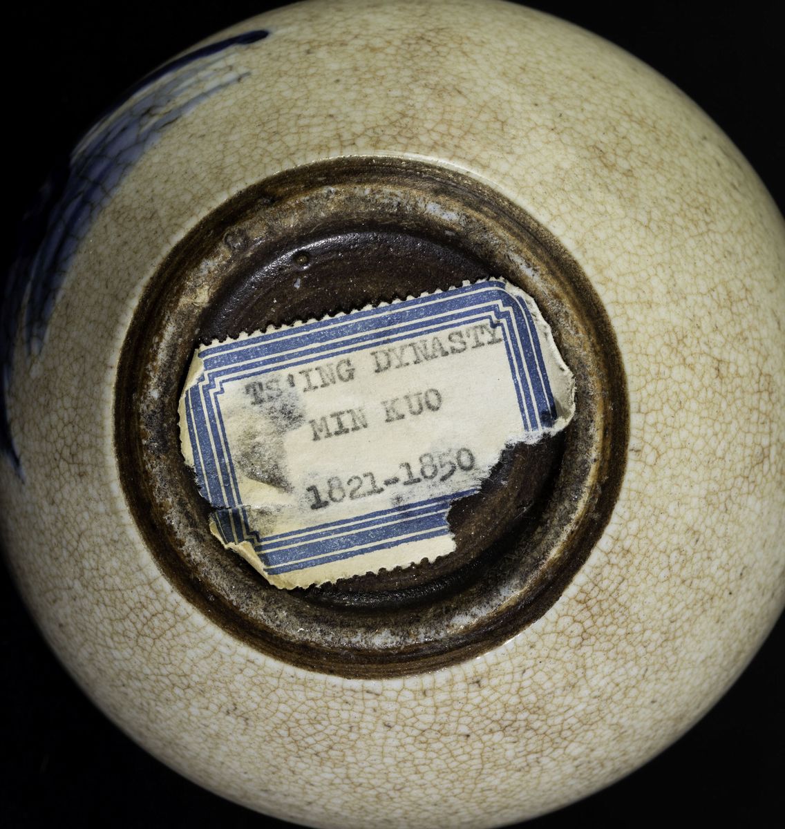Vaso a Bottiglia in Porcellana a Smalti Policromi con Decoro Naturalistico sui Toni del Blu su Fo...