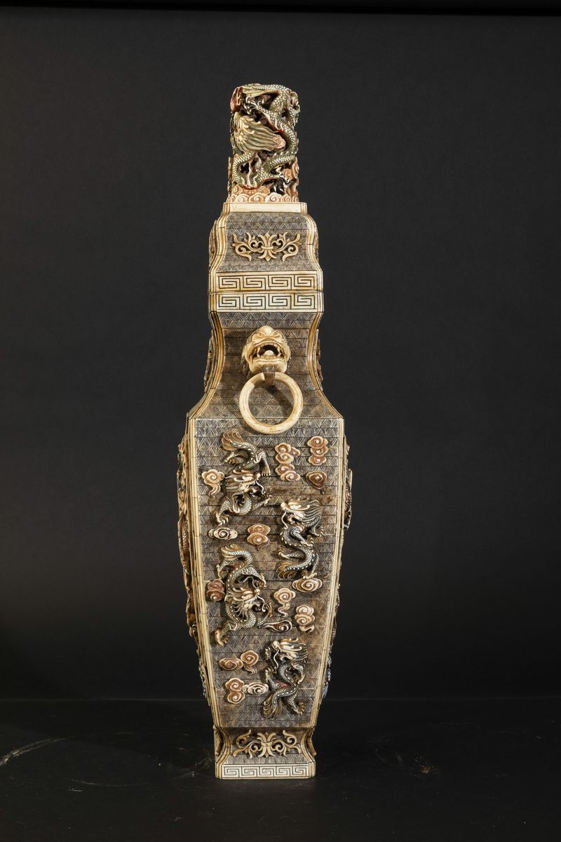 Grande Vaso con Coperchio in Avorio Scolpito e Dipinto con Figure di Draghi ed Anse Ad Anello con...