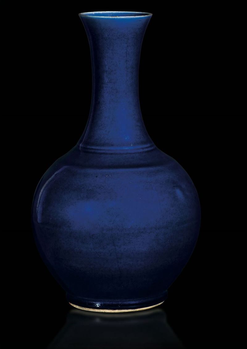 Vaso a bottiglia in porcellana monocroma blu, Cina, Dinastia Qing, epoca Guangxu (1875-1908)  - Asta Fine Chinese Works of Art - Cambi Casa d'Aste