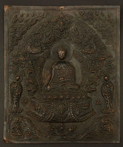 Placca in Rame Lavorata a Bassorilievo con Figura Centrale di Buddha Sakyamuni Seduto su Fiore di...