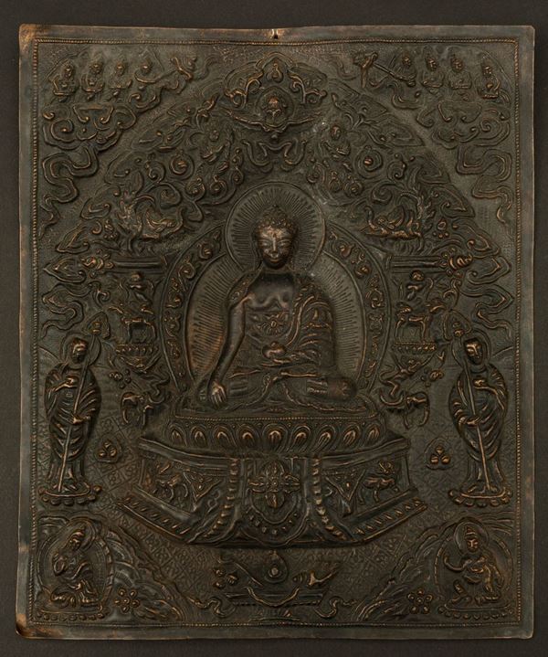 Placca in rame lavorata a bassorilievo con figura centrale di Buddha Sakyamuni seduto su fiore di loto con discepoli e altre due divinitÃ , Tibet, XX secolo