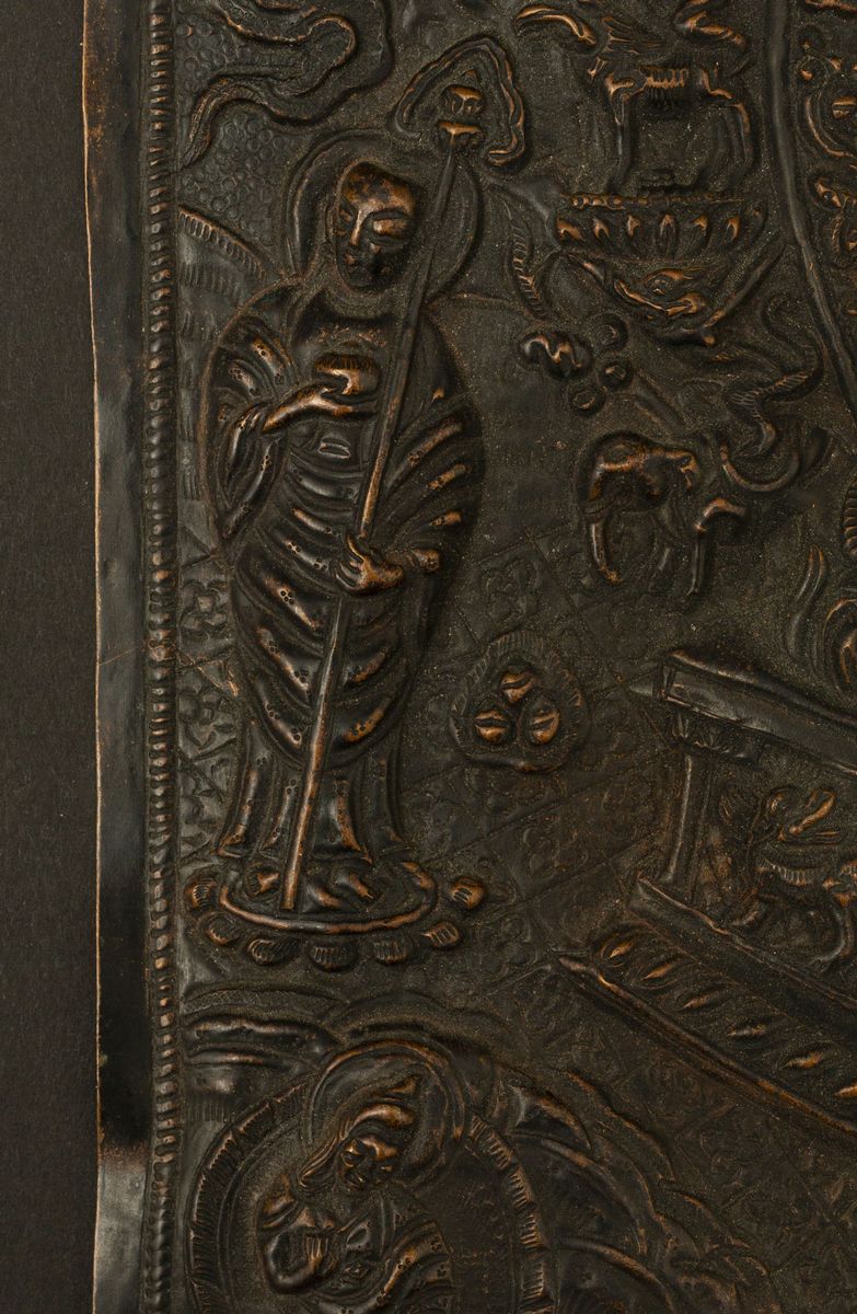 Placca in Rame Lavorata a Bassorilievo con Figura Centrale di Buddha Sakyamuni Seduto su Fiore di...