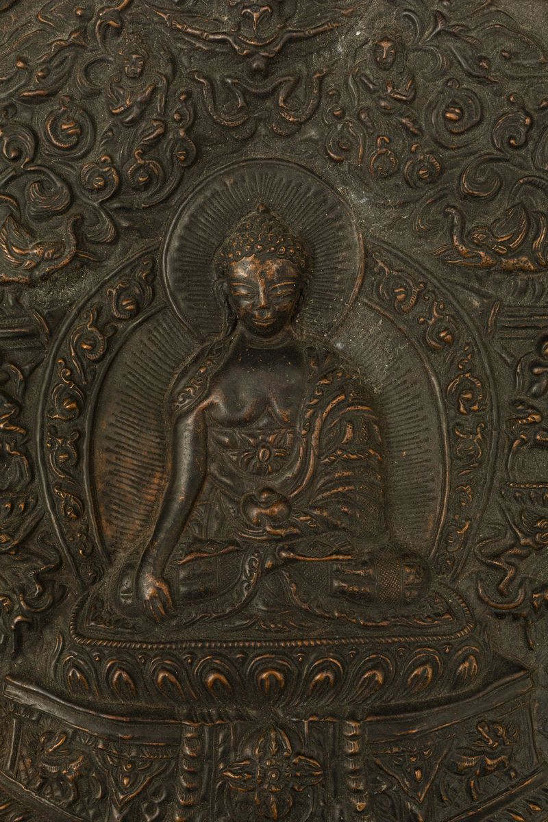 Placca in Rame Lavorata a Bassorilievo con Figura Centrale di Buddha Sakyamuni Seduto su Fiore di...