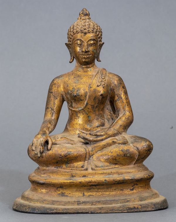 Figura di Buddha Sakyamuni seduto in bronzo dorato, Thailandia, XX secolo