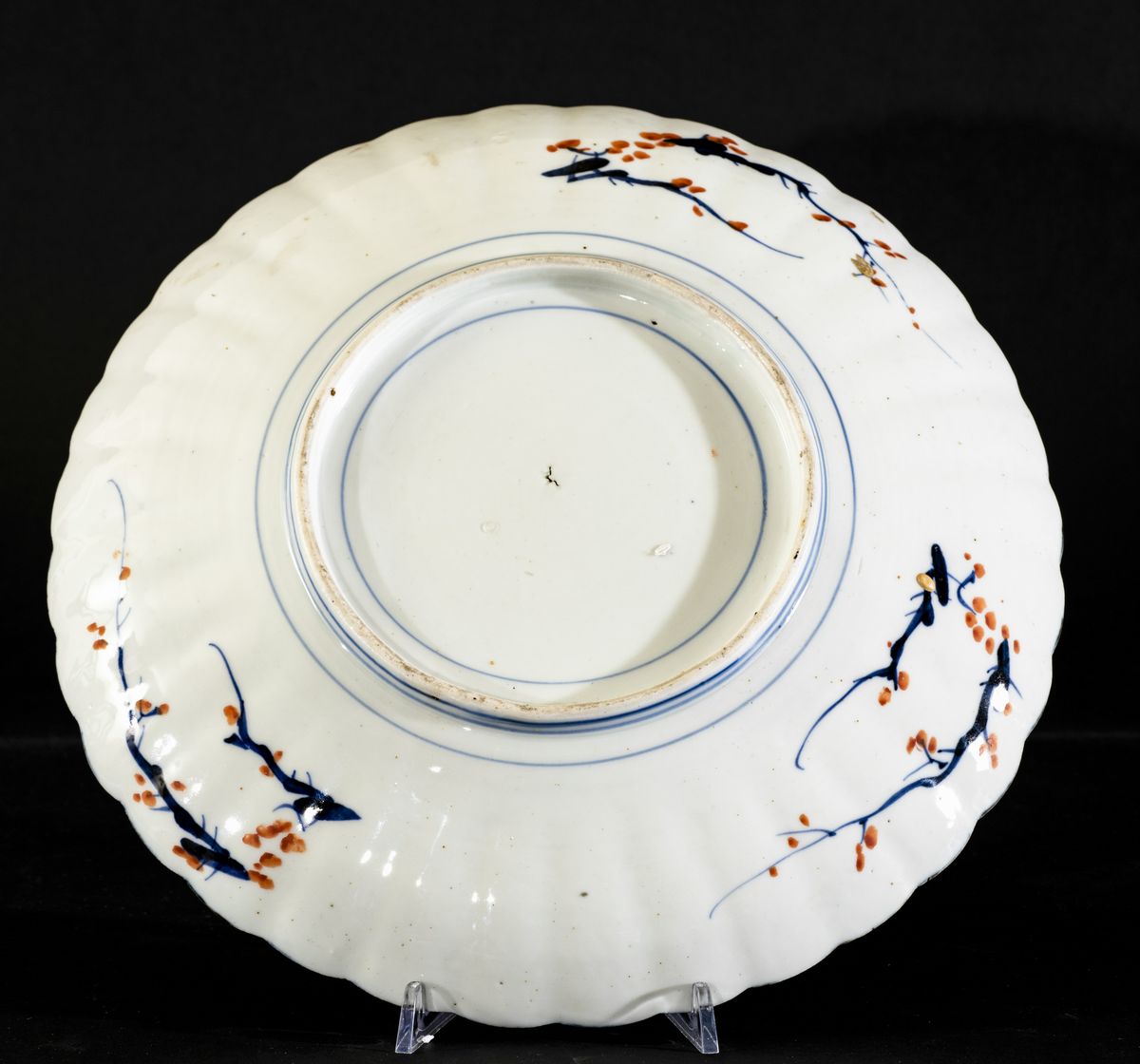Piatto in Porcellana Imari con Decori Naturalistici e Scene di Vita Comune Entro Riserve, Giappon...