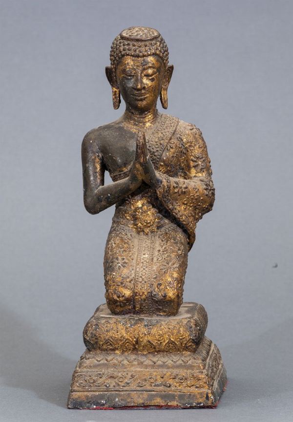 Figura di monaco in preghiera in bronzo con tracce di doratura, Thailandia, XX secolo