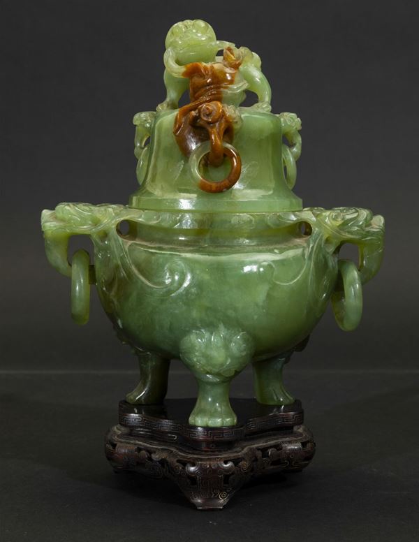 Incensiere scolpito tripode con coperchio in giadeite con anse ad anello, mascheroni e presa a foggia di cane di Pho, Cina, XX secolo