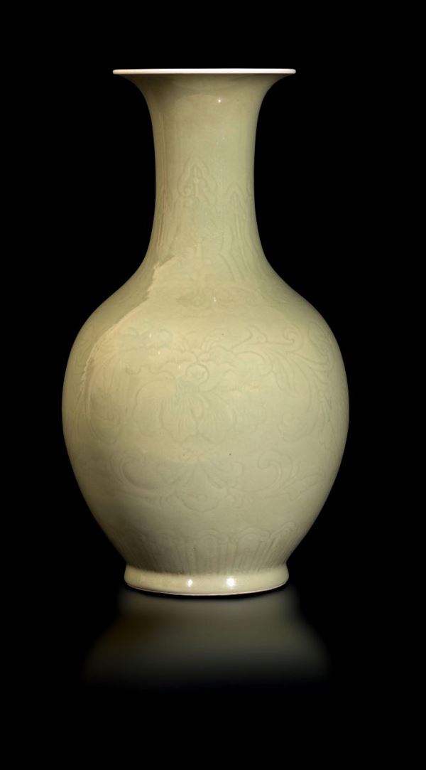 Vaso in grès a smalto celadon con decori floreali, Cina, Dinastia Qing, epoca Guangxu (1875-1908)
