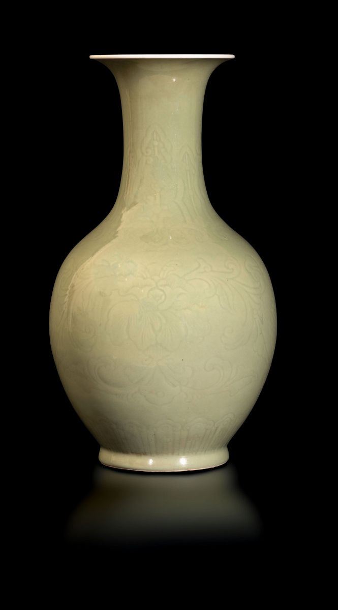 Vaso in grès a smalto celadon con decori floreali, Cina, Dinastia Qing, epoca Guangxu (1875-1908)  - Asta Fine Chinese Works of Art - Cambi Casa d'Aste