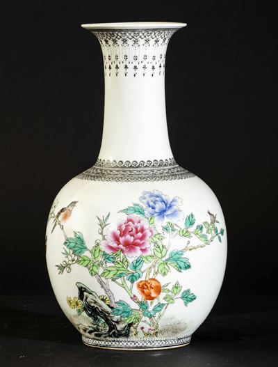 Vaso a Bottiglia in Porcellana a Smalti Policromi con Decoro Naturalistico di Uccellini e Fiori e...