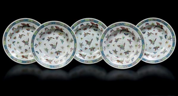 Cinque piatti in porcellana a smalti policromi con decori di farfalle, Cina, XX secolo