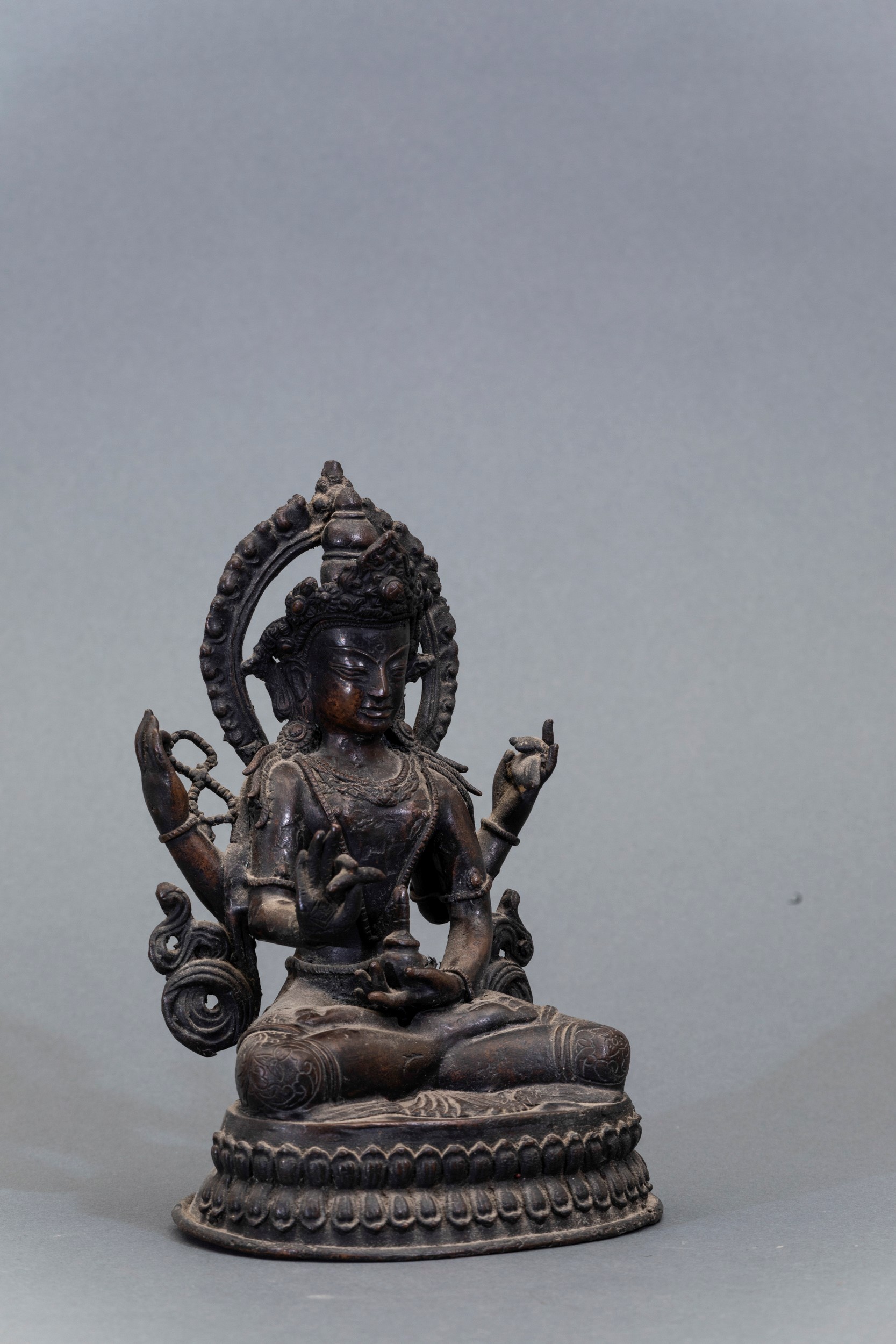 Figura di Buddha Seduto su Doppio Fiore di Loto in Bronzo, Nepal, XVII Secolo