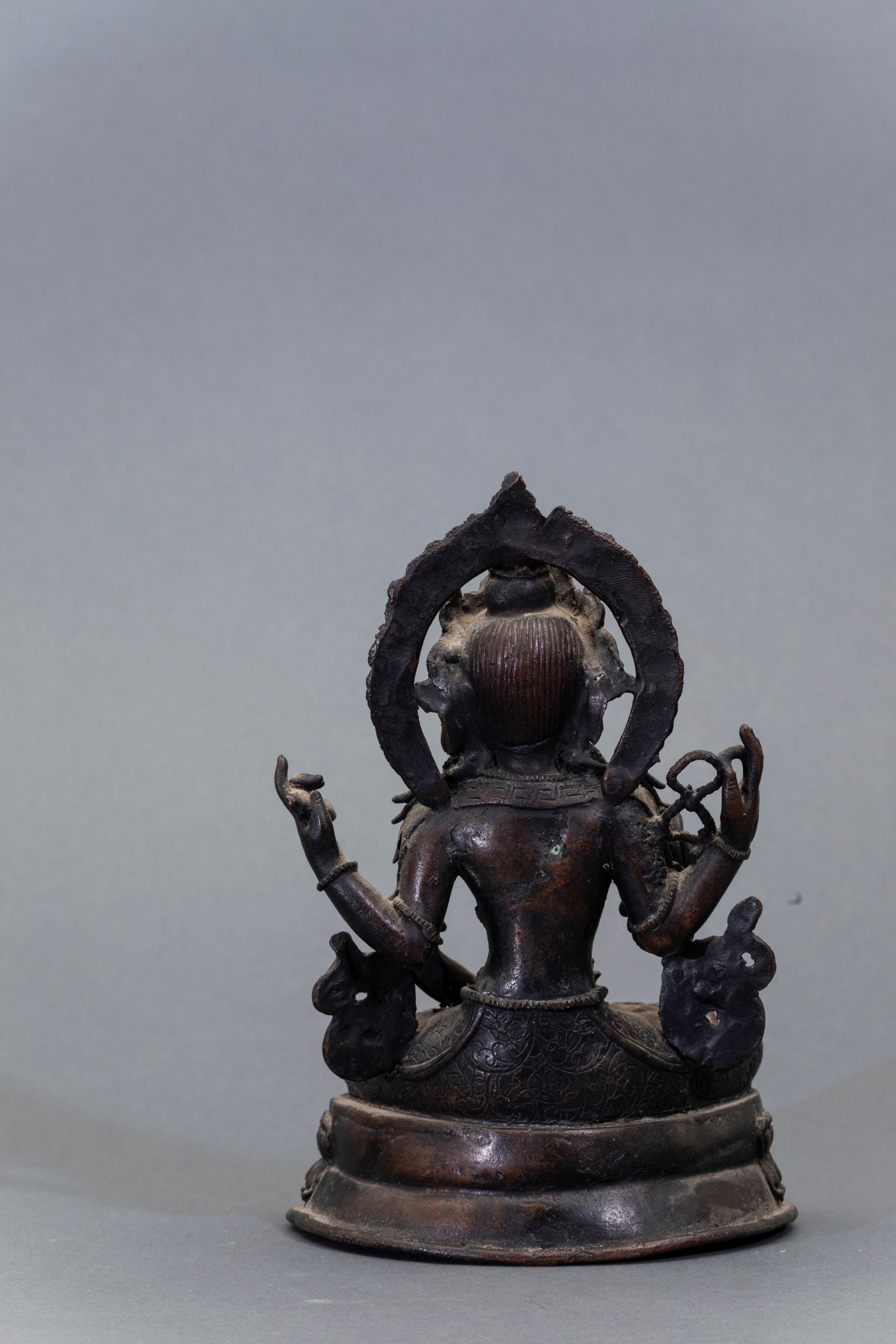 Figura di Buddha Seduto su Doppio Fiore di Loto in Bronzo, Nepal, XVII Secolo