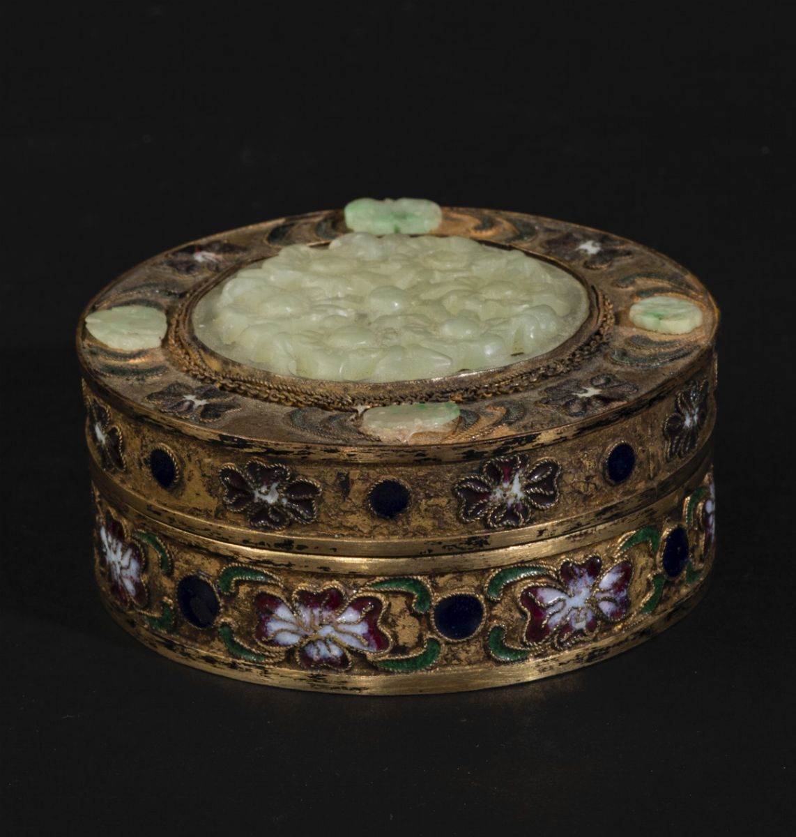Scatola Circolare con Placca in Giada con Decoro Floreale a Traforo, Innesti in Pietre Dure e Sma...