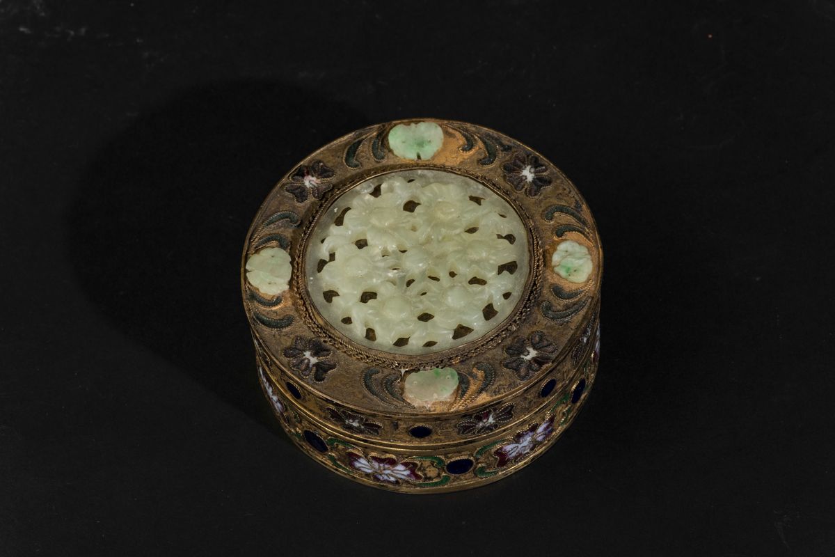 Scatola Circolare con Placca in Giada con Decoro Floreale a Traforo, Innesti in Pietre Dure e Sma...