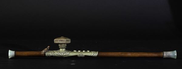 Pipa in bambÃ¹ con carica in grÃ¨s e inserti in giadeite, Cina, XX secolo