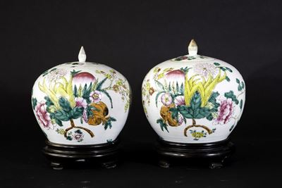Coppia di Potiches in Porcellana a Smalti Policromi con Decori Naturalistici di Fiori e Frutti, C...