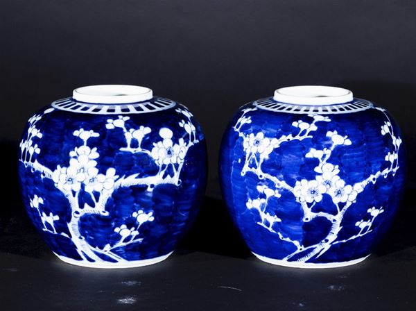 Coppia di potiches senza coperchio in porcellana con decoro di rami di ciliegio fioriti su fondo blu, Cina, Dinastia Qing, fine XIX secolo