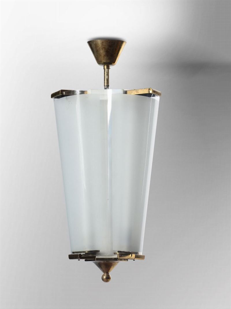 Lampada a sospensione con struttura in ottone e diffusore in vetro curvato.  - Auction Design - Cambi Casa d'Aste