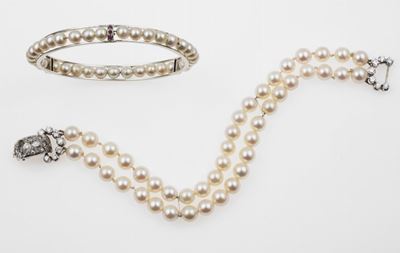 Lotto Composto da Bracciale Rigido con Perle ed un Bracciale a Due Fili di Perle