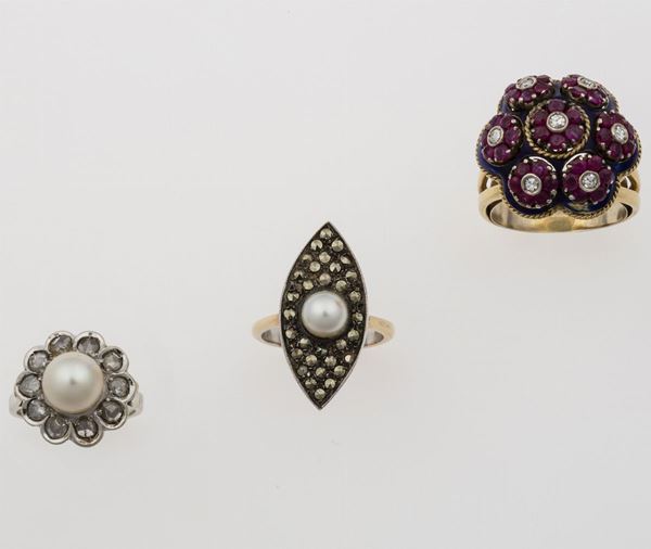 Lotto composto da tre anelli con perle, diamanti, rubini e smalto