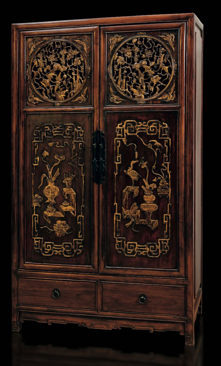 Coppia di Cabinet in Legno Huali con Fronte a Due Cassetti e Ante Decorate con Raffigurazioni Nat...
