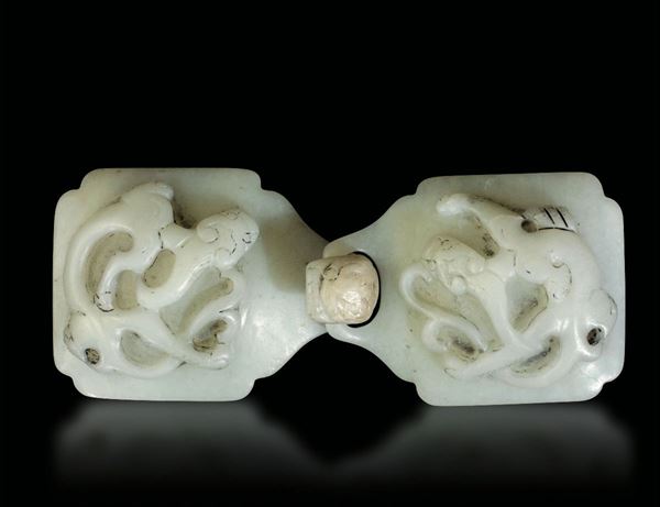 Fibbia in giada bianca con figure di draghi a rilievo, Cina, Dinastia Qing, epoca Qianlong (1736-1796)