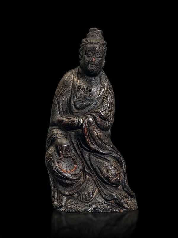 Figura di Guanyin seduta scolpita in corno di rinoceronte, Cina, Dinastia Qing, fine XVII secolo