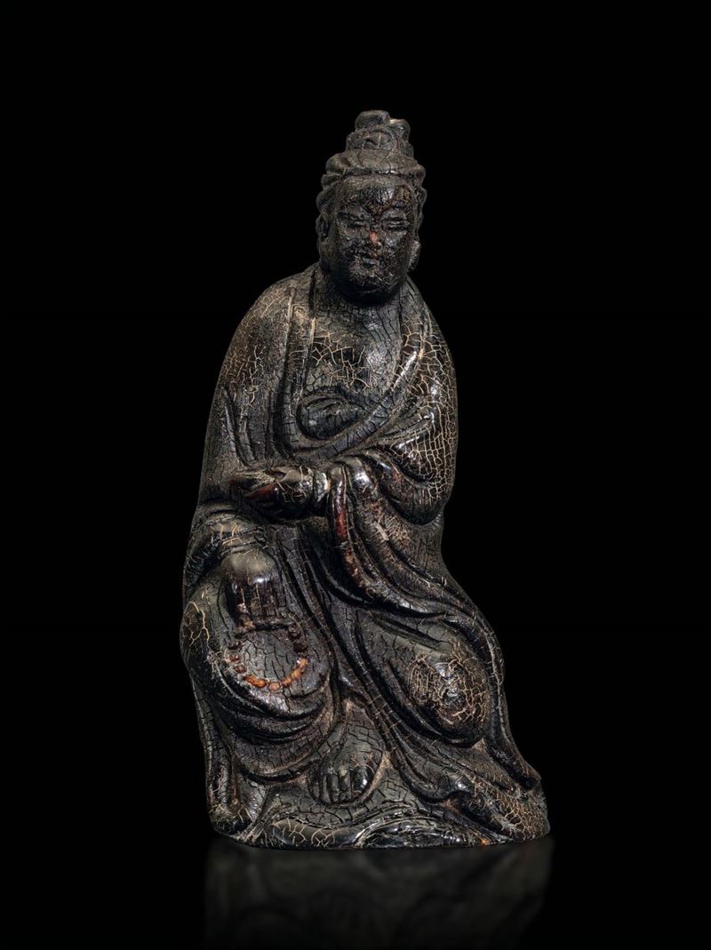 Figura di Guanyin seduta scolpita in corno di rinoceronte, Cina, Dinastia Qing, fine XVII secolo  - Asta Fine Chinese Works of Art - Cambi Casa d'Aste