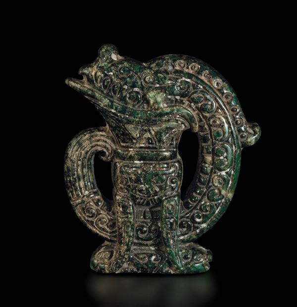 Pendente in giada raffigurante drago con coppa da libagione, Cina, XX secolo