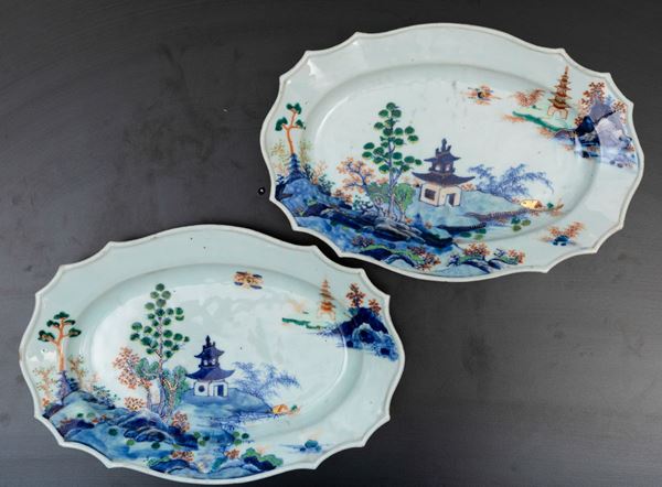 Coppia di piatti ovali in porcellana a smalti policromi e lumeggiature in oro con raffigurazioni di paesaggio e pagode, Cina, Dinastia Qing, epoca Qianlong (1736-1796)