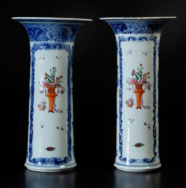 Coppia di vasi a tromba in porcellana a smalti policromi con soggetti naturalistici entro riserve e decori floreali, Cina, Dinastia Qing, epoca Qianlong (1736-1796)