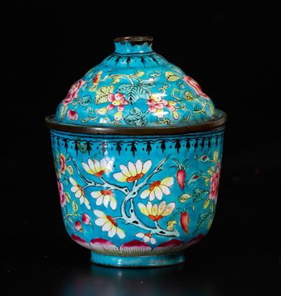 Piccola Ciotola con Coperchio a Smalto con Decoro Floreale e di Pesche, Cina, XIX Secolo