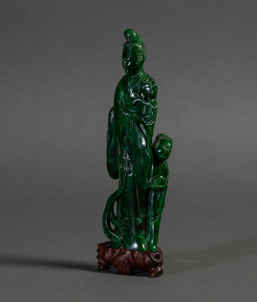 Figura di Cortigiana Eretta con Fiore Scolpita in Malachite, Cina, XX Secolo