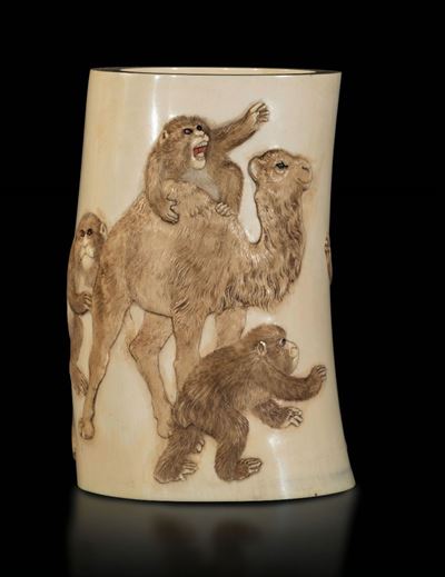 Due Brush Pot Diversi Scolpiti in Avorio con Figure di Scimmie, Cammelli e Giraffe, Giappone, Per...
