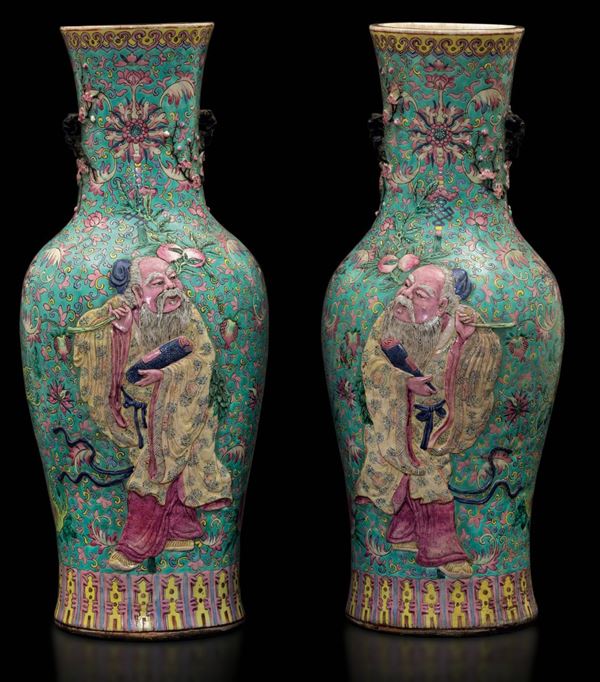 Coppia di vasi in porcellana Famiglia Rosa con figure di saggi e decori di pesche e fiori di loto, Cina, Dinastia Qing, epoca Guangxu (1875-1908)
