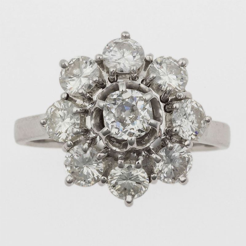 Anello con diamante centrale di vecchio taglio e diamanti taglio brillante a contorno  - Auction Jewels | Cambi Time - Cambi Casa d'Aste