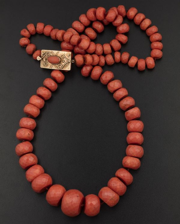 Graduated coral beads necklace