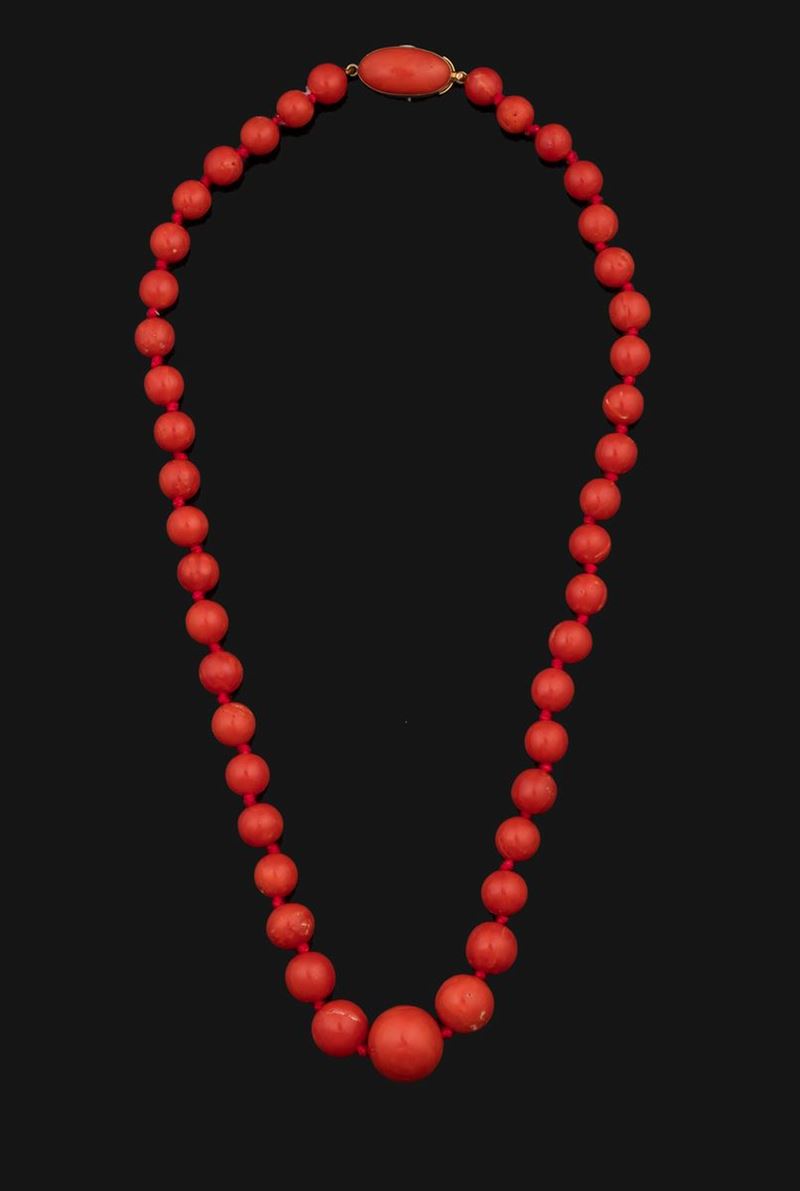 Graduated coral beads and gold necklace  - Auction Fine Coral Jewels - I - Cambi Casa d'Aste
