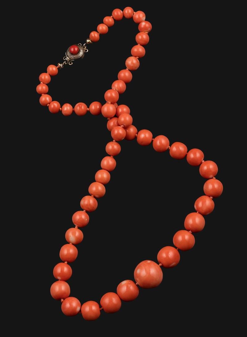 Graduated coral beads and silver necklace  - Auction Fine Coral Jewels - I - Cambi Casa d'Aste