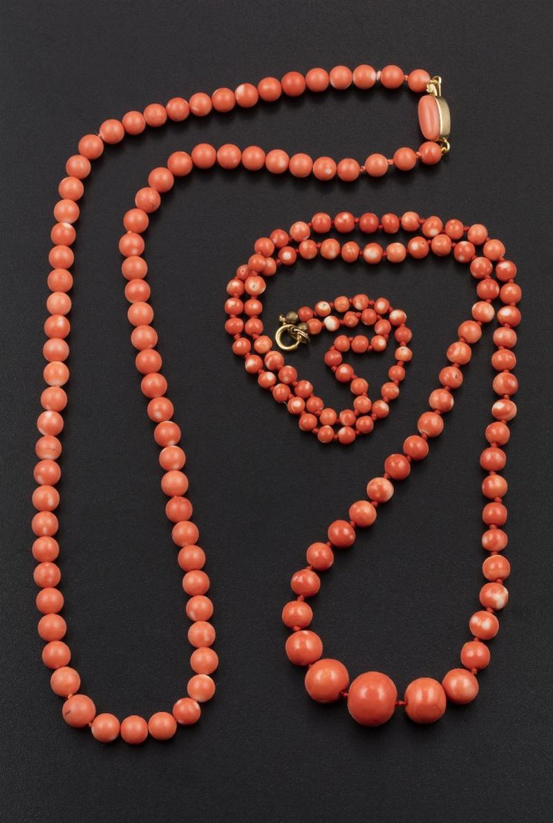 Two graduated coral beads necklaces  - Auction Fine Coral Jewels - I - Cambi Casa d'Aste