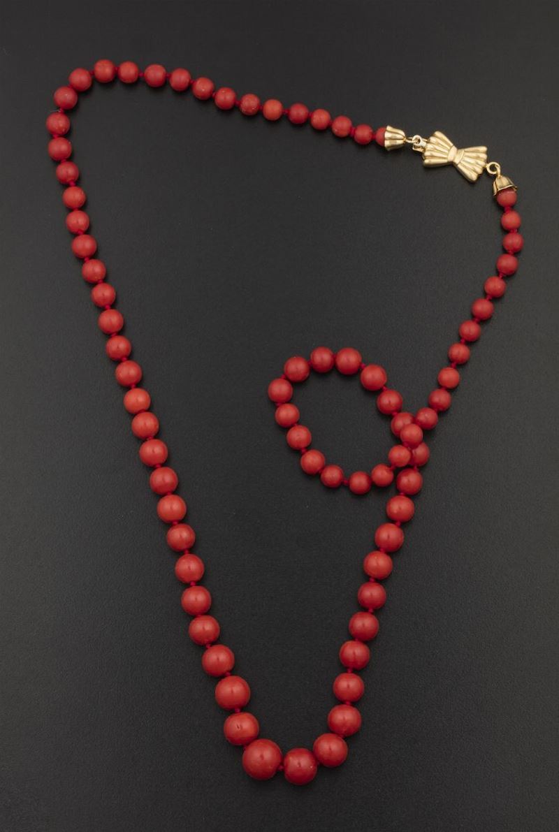 Graduated coral beads and gold necklace  - Auction Fine Coral Jewels - I - Cambi Casa d'Aste