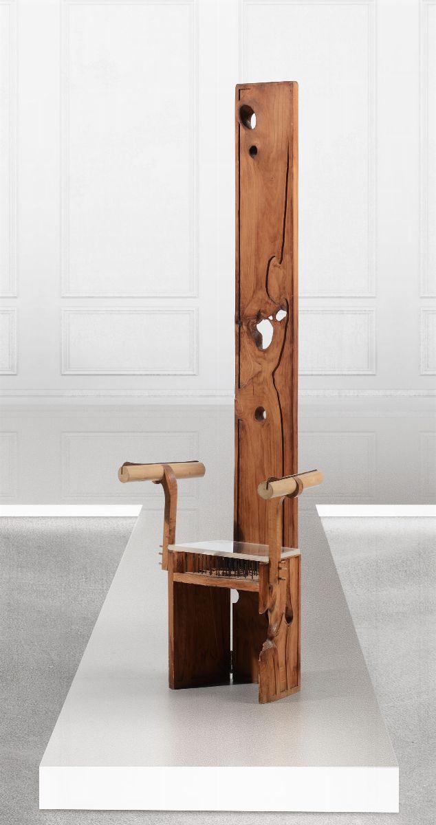 Grande seduta scultorea con struttura in legno lavorato, metallo e plexiglass.  - Asta Design - Cambi Casa d'Aste